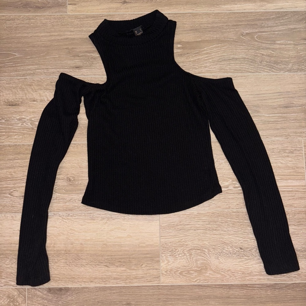 Black Cropped Cutout Shoulder Top - Picture 1 of 2